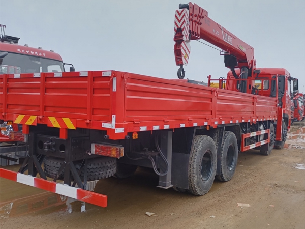 國(guó)六東風暢行D7前四後(hòu)八随車吊新品上市