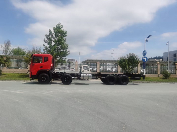 東風T17前四後(hòu)八國(guó)六随車吊