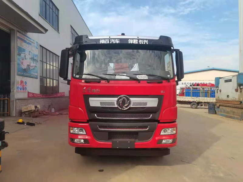 國(guó)六東風暢行D7前四後(hòu)八三一14噸吊機